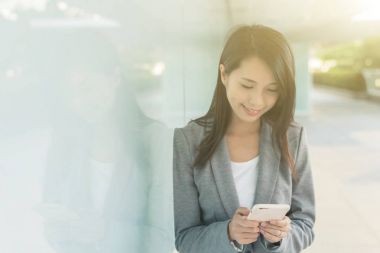 Smartphone kullanarak iş kadını