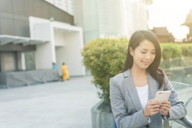 Smartphone kullanarak iş kadını