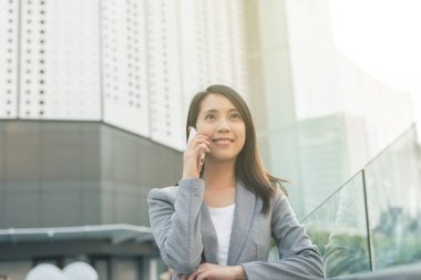iş kadını telefonla konuşmak
