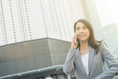 iş kadını telefonla konuşmak
