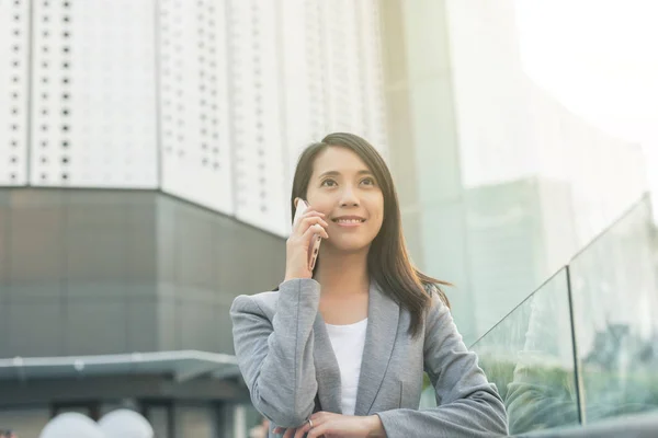 Zakenvrouw praten op telefoon — Stockfoto