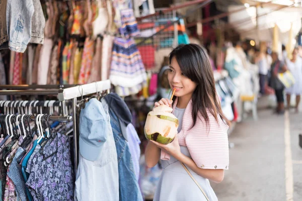Vrouw reizen en winkelen — Stockfoto