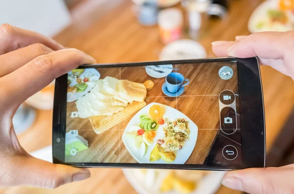 Tomar una foto en el desayuno — Foto de Stock