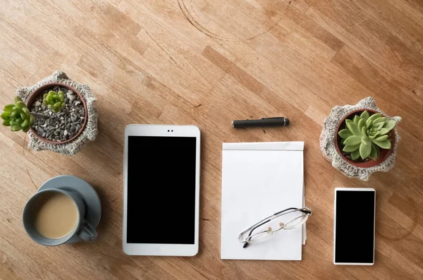 Smartphone na mesa — Fotografia de Stock