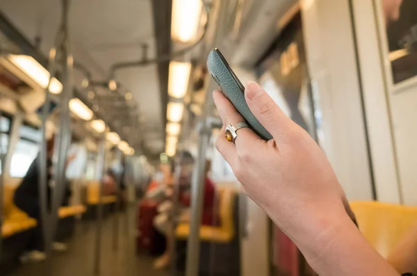 Mujer usando teléfono celular — Foto de Stock