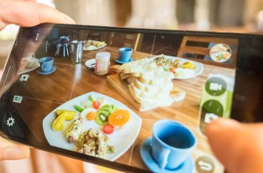 Kahvaltıda fotoğraf çekme