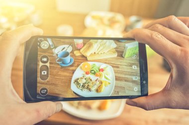 Kahvaltıda fotoğraf çekme