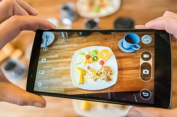 Tomar una foto en el desayuno — Foto de Stock