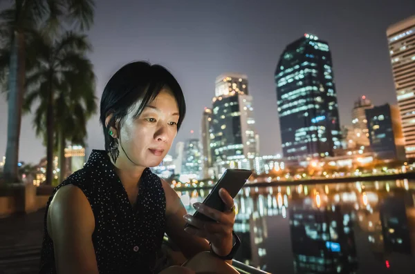 Mujer usando teléfono celular —  Fotos de Stock