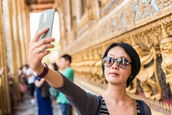 Selfie Kobieta w świątyni — Zdjęcie stockowe