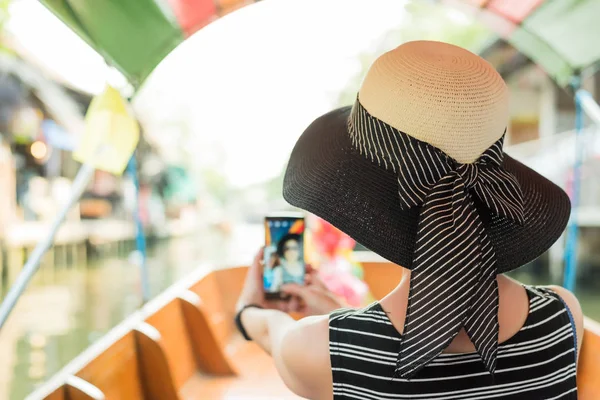 Mujer visitando el mercado flotante — Foto de Stock