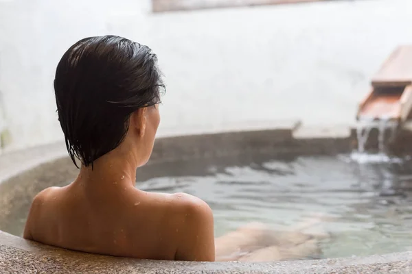 Kvinna på hot spring pool — Stockfoto