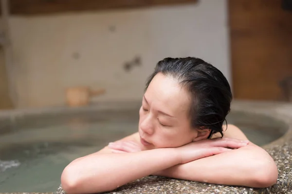 Relajado en la piscina termal — Foto de Stock