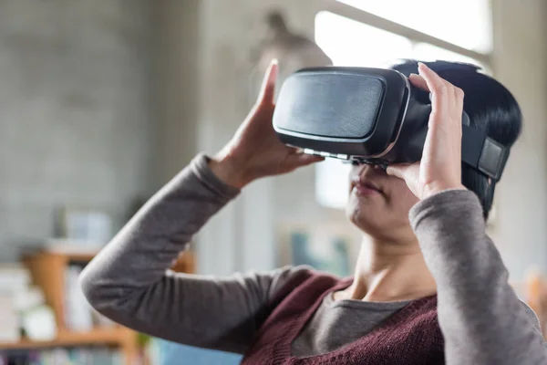 Mujer usando vr —  Fotos de Stock