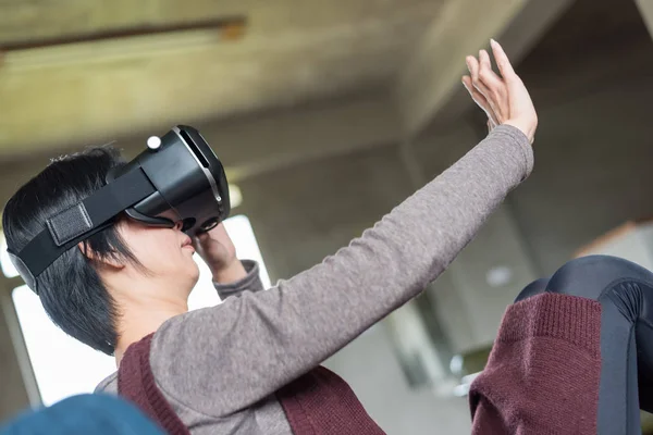 Mujer usando vr —  Fotos de Stock