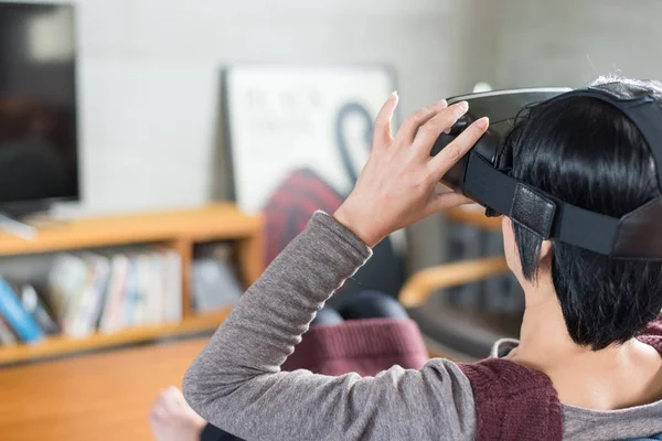 Mulher usando vr — Fotografia de Stock