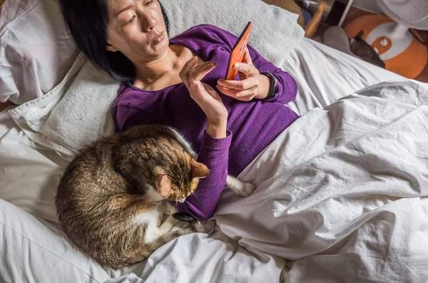 Woman with her cat — Stock Photo, Image