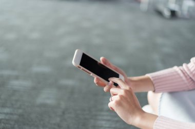 cep telefonu kullanan kadın