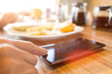 Akıllı telefon kullanan kadın