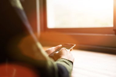 Akıllı telefon kullanan kadın