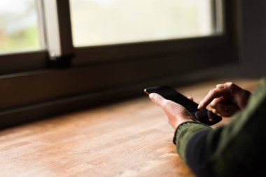 Akıllı telefon kullanan kadın