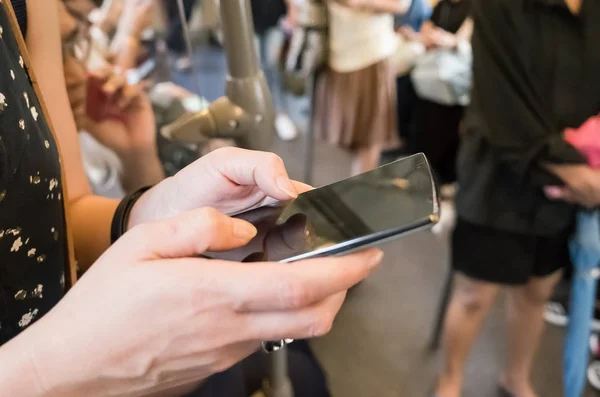 Mujer usando teléfono celular — Foto de Stock