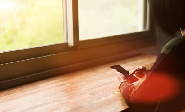 Mujer usando smartphone — Foto de Stock