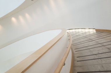 Beyaz merdiven kapalı