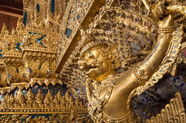 Standbeelden in de grand palace — Stockfoto