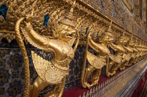 Standbeelden in de grand palace — Stockfoto