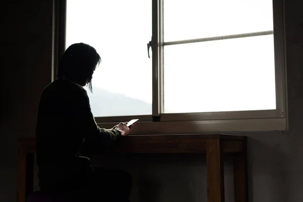 Woman using cellphone — Stock Photo, Image