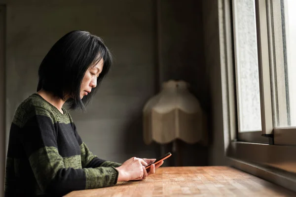 Woman using cellphone — Stock Photo, Image