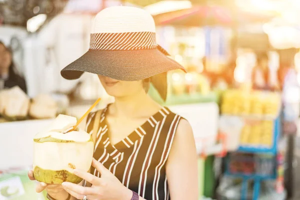 Mujer sostener un coco — Foto de Stock