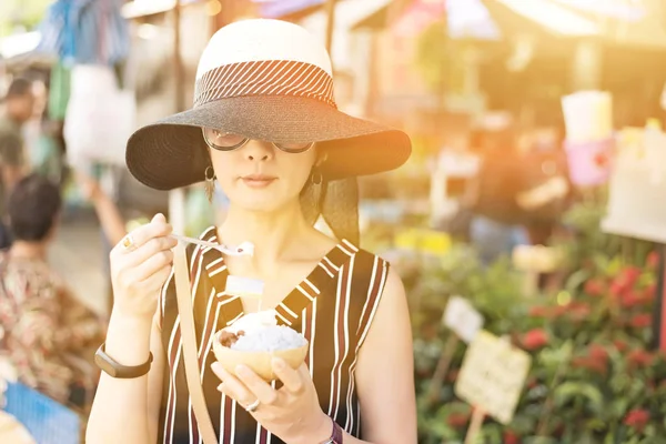 Kobiety posiadają lody kokosowe — Zdjęcie stockowe