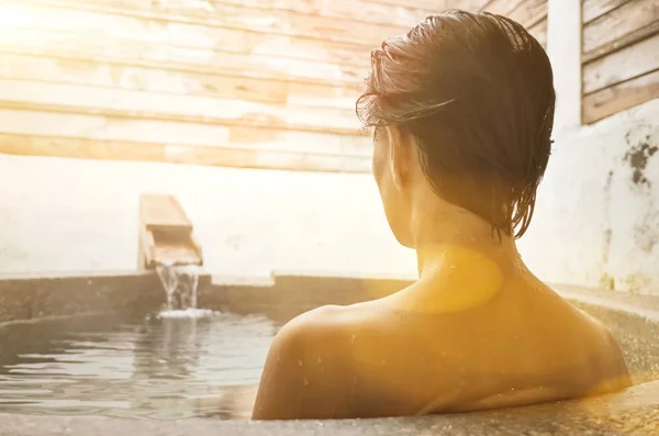 Femme à la piscine de source chaude — Photo