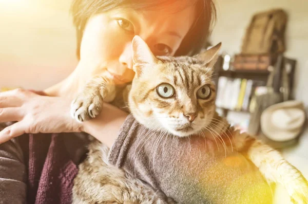 Kobieta Kot przytrzymaj — Zdjęcie stockowe