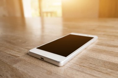 telefon kimse odadaki ile ahşap masa