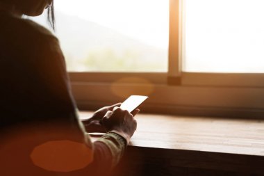 Smartphone, el ile yakın çekim resmin kullanan kadın