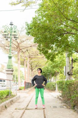 Gözlüklü modern Asya Güzeli