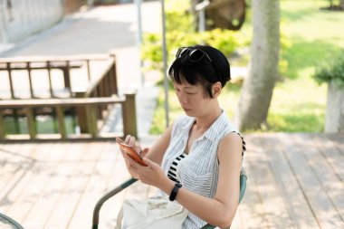 kadın oturma ve cep telefonu kullanma