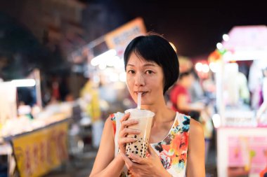 gece pazarda tayvankabarcıklı süt çayı