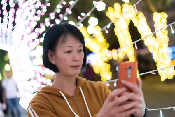 Kvinnan tar selfie på natten — Stockfoto