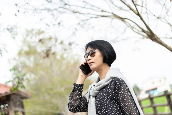 Mulher falando no telefone móvel — Fotografia de Stock