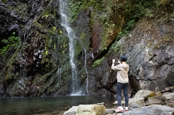 Mujer tomar una foto — Foto de Stock