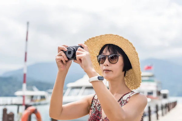 Vrouw met hoed Maak een foto — Stockfoto