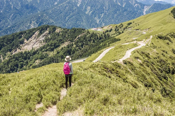 Asiatico montagna arrampicata donna a piedi — Foto Stock