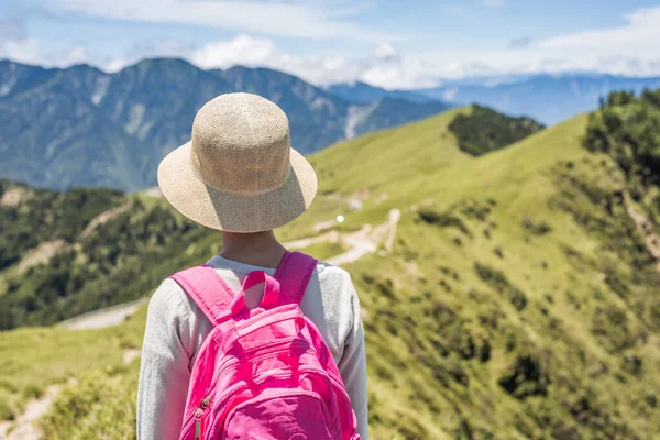 Asian climbing woman look far away — Stock Photo, Image