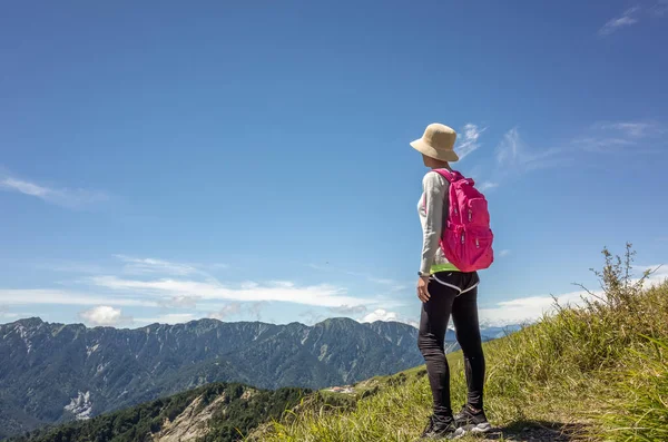 アジアの登山女性は遠くに見える — ストック写真