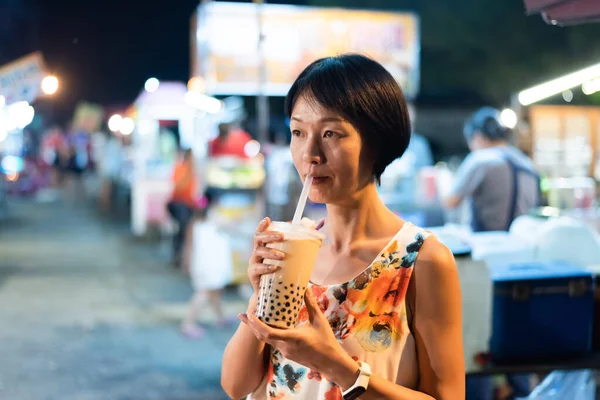 台湾泡泡奶茶在夜市 — 图库照片