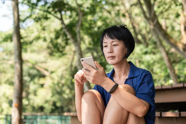 Mujer usando el teléfono inteligente —  Fotos de Stock